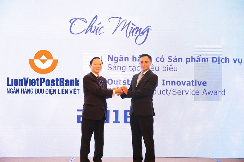 Ông Dương Công Toàn (phải) – Thành viên HĐQT LienVietPostBank đại diện nhận cúp của Ban tổ chức Giải thưởng Ngân hàng Việt Nam tiêu biểu 2018.