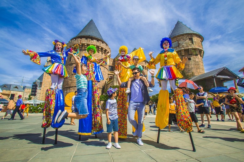 Sun World Ba Na Hills trở thành một trong những điểm không thể bỏ qua của du khách khi đến thăm Đà Nẵng. Sun World Ba Na Hills trở thành một trong những điểm không thể bỏ qua của du khách khi đến thăm Đà Nẵng.