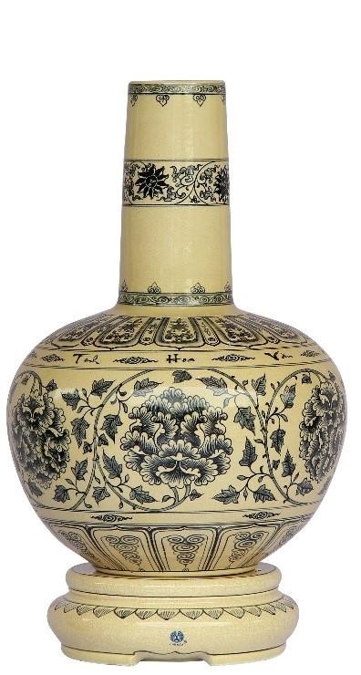 Bình Hoa lam: Mang dáng tròn tượng trưng cho trời, hình trụ thẳng mang dáng trực tượng trưng cho người quang minh chính đại là trụ cột trong gia đình và xã hội. Lai lịch gốm Chu Đậu được tìm thấy từ bút ký lưu trên bình phát hiện năm 1980 tại Viện bảo tàng Topaki Sarray, Istabul, Thổ Nhĩ Kỳ.