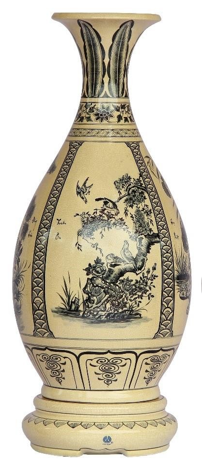 Bình Tỳ bà: Bình tỳ bà có dáng giống cây đàn tỳ bà, tượng trưng cho đất. Phần thân bình được vẽ cảnh bốn mùa: Xuân – Hạ - Thu – Đông, mang ý nghĩa bốn mùa bình an.