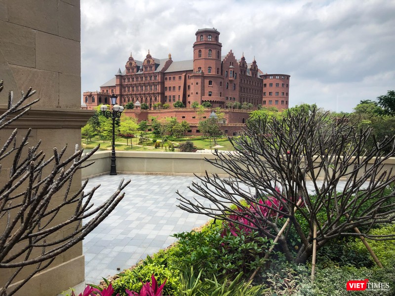 Gồm 108 tòa nhà, với 12 lâu đài được thiết kế mô phỏng 12 công trình kiến trúc nổi tiếng của Châu Âu. Gồm 108 tòa nhà, với 12 lâu đài được thiết kế mô phỏng 12 công trình kiến trúc nổi tiếng của Châu Âu.