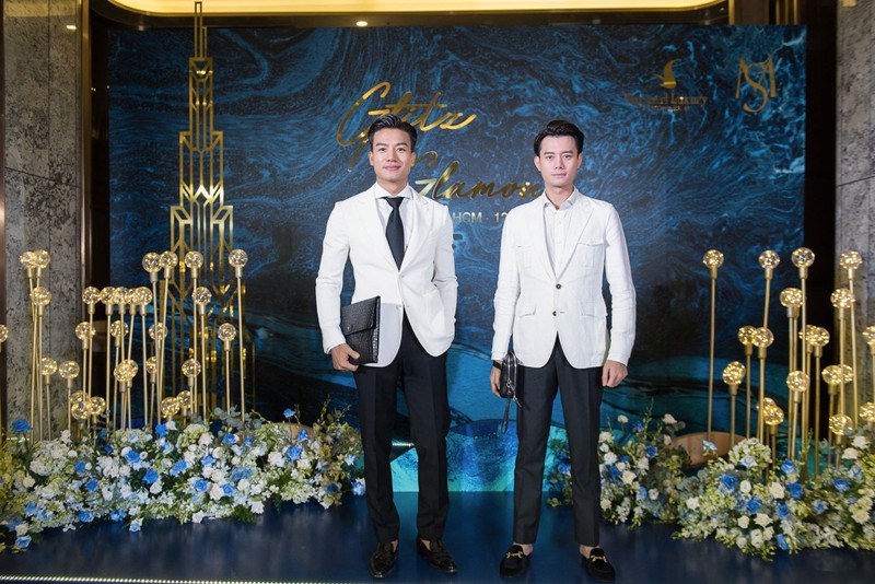 Diễn viên điện ảnh Hiếu Nguyễn và Anh Dũng bên biểu tượng Landmark 81 tại 1 trong 3 thảm đỏ sang trọng