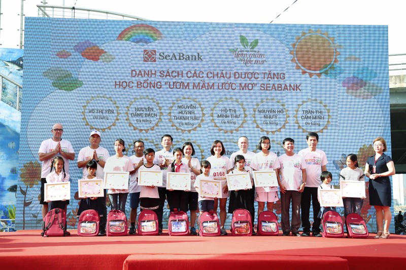 SeABank và các nhà tài trợ trao tặng 10 suất học bổng Ươm mầm Ước mơ cho các em học sinh giỏi có hoàn cảnh khó khăn ở thành phố Đà Nẵng, Huế, Quảng Ngãi, Quảng Trị. SeABank và các nhà tài trợ trao tặng 10 suất học bổng Ươm mầm Ước mơ cho các em học sinh giỏi có hoàn cảnh khó khăn ở thành phố Đà Nẵng, Huế, Quảng Ngãi, Quảng Trị.