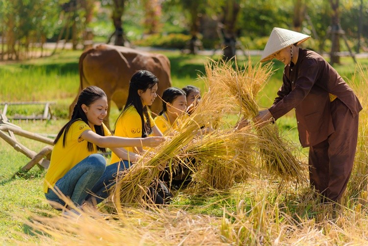 Câu chuyện ngày hè theo mẹ ra đồng gặt lúa đầy ắp kỷ niệm trong ký ức mỗi người Việt Nam được “kể” bằng hành động trực quan ngay tại Vinpearl Land Nam Hội An. Câu chuyện ngày hè theo mẹ ra đồng gặt lúa đầy ắp kỷ niệm trong ký ức mỗi người Việt Nam được “kể” bằng hành động trực quan ngay tại Vinpearl Land Nam Hội An.
