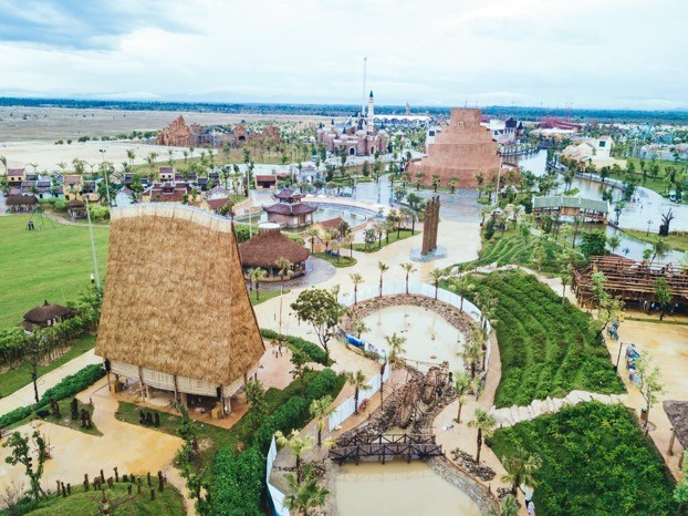 Rời khỏi khu làng nghề truyền thống, những gian nhà xưa đặc trưng Nam Bộ, nhà rường Huế, nhà Bắc Bộ, nhà dài Ê đê… tái hiện một khu làng văn hóa các dân tộc Việt Nam vô cùng sinh động. Rời khỏi khu làng nghề truyền thống, những gian nhà xưa đặc trưng Nam Bộ, nhà rường Huế, nhà Bắc Bộ, nhà dài Ê đê… tái hiện một khu làng văn hóa các dân tộc Việt Nam vô cùng sinh động.