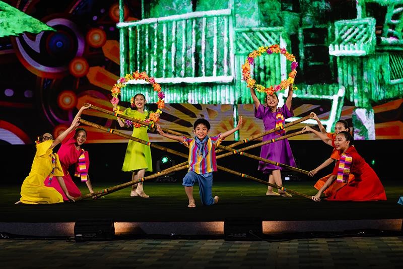 Các đại sứ nhí đến từ Philippines lại mang đến những trò chơi dân gian độc đáo trên nền nhạc bài hát truyền thống Các đại sứ nhí đến từ Philippines lại mang đến những trò chơi dân gian độc đáo trên nền nhạc bài hát truyền thống