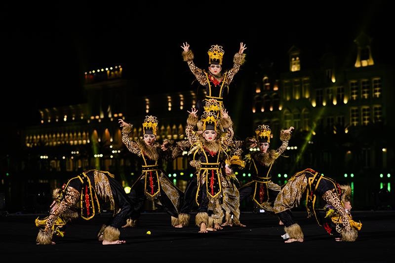 Hóa thân thành những chú hổ quyền uy và không kém phần rực rỡ, những nghệ sĩ nhí đất nước vạn đảo Indonesia đã biểu diễn bài múa với hiệu ứng ánh sáng 3D hiện đại, thu hút, gửi gắm thông điệp: hãy chung tay bảo vệ động vật. Hóa thân thành những chú hổ quyền uy và không kém phần rực rỡ, những nghệ sĩ nhí đất nước vạn đảo Indonesia đã biểu diễn bài múa với hiệu ứng ánh sáng 3D hiện đại, thu hút, gửi gắm thông điệp: hãy chung tay bảo vệ động vật.