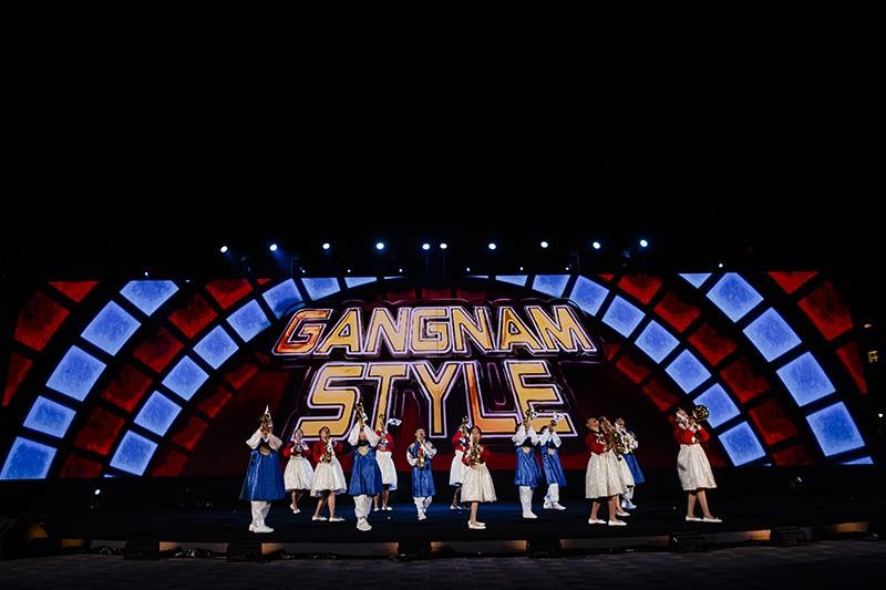 Trên giai điệu GangNam Style thân thuộc, nổi tiếng, các em nhỏ Hàn Quốc đem đến sắc thái mới mẻ, khán giả như được hòa mình vào giai điệu vui vẻ, hiện đại. Trên giai điệu GangNam Style thân thuộc, nổi tiếng, các em nhỏ Hàn Quốc đem đến sắc thái mới mẻ, khán giả như được hòa mình vào giai điệu vui vẻ, hiện đại.