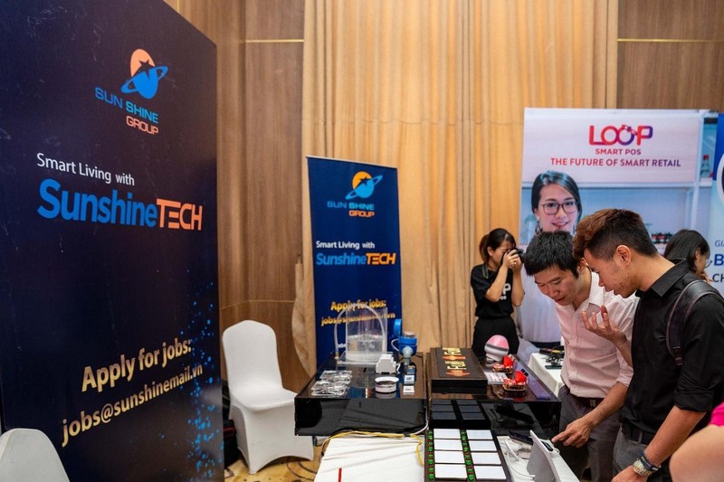 Gian hàng của Sunshine Tech tại sự kiện Vietnam Mobile Day 2019, giới thiệu những sản phẩm sử dụng công nghệ tiên tiến và, hiện đại đang được áp dụng vào các căn hộ của Sunshine Group Gian hàng của Sunshine Tech tại sự kiện Vietnam Mobile Day 2019, giới thiệu những sản phẩm sử dụng công nghệ tiên tiến và, hiện đại đang được áp dụng vào các căn hộ của Sunshine Group
