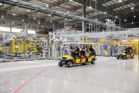 Tại xưởng thân vỏ, ai cũng thích thú ngắm hơn 1.200 robot ABB phối hợp nhịp nhàng để hàn ghép hơn 6.000 mối hàn, tạo thành thân vỏ của 02 dòng xe Sedan Lux A2.0 và SUV Lux SA2.0. Tại xưởng thân vỏ, ai cũng thích thú ngắm hơn 1.200 robot ABB phối hợp nhịp nhàng  để hàn ghép hơn 6.000 mối hàn, tạo thành thân vỏ của 02 dòng xe Sedan Lux A2.0 và SUV Lux SA2.0.