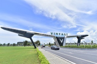 Khoảnh khắc lịch sử này cũng là dấu mốc quan trọng của hãng xe VinFast khi chính thức tham gia thị trường ô tô cao cấp. Khoảnh khắc lịch sử này cũng là dấu mốc quan trọng của hãng xe VinFast khi chính thức tham gia thị trường ô tô cao cấp.