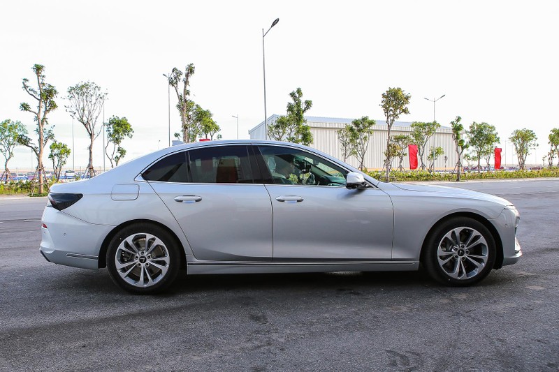 Hai bên sườn có những thanh nẹp chrome cho cảm giác cứng cáp. VinFast Lux A2.0 có kích thước dài, rộng, cao lần lượt 4.973 x 1.900 x 1.464. Trục cơ sở xe ở mức 2.968 mm, dài hơn nhiều dòng xe cỡ D khác trên thị trường. Do đó, khi nhìn ngang sedan VinFast cho cảm giác trường xe, bệ vệ. Hai bên sườn có những thanh nẹp chrome cho cảm giác cứng cáp. VinFast Lux A2.0 có kích thước dài, rộng, cao lần lượt 4.973 x 1.900 x 1.464. Trục cơ sở xe ở mức 2.968 mm, dài hơn nhiều dòng xe cỡ D khác trên thị trường. Do đó, khi nhìn ngang sedan VinFast cho cảm giác trường xe, bệ vệ.