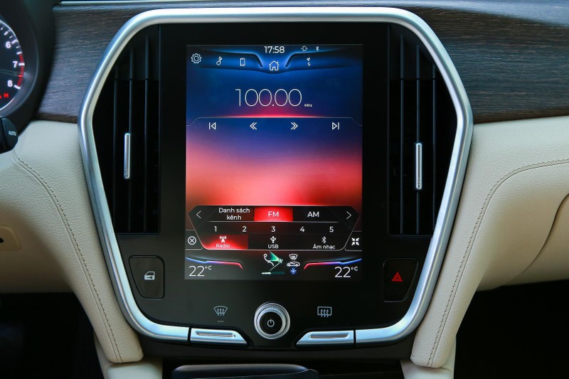 Cụm điều khiển trung tâm trang bị màn hình cảm ứng kích thước 10,4 inch. Toàn bộ giao diện điều khiển đều bằng tiếng Việt. VinFast cho phép người dùng thay đổi hình nền theo các chủ đề định sẵn là các danh thắng nổi tiếng của Việt Nam. VinFast Lux A2.0 hỗ trợ nhiều tính năng giải trí thời thượng như kết nối Apple CarPlay, Android Auto. Hệ thống âm thanh trang bị dàn loa chất lượng cao, cho những trải nghiệm âm nhạc tuyệt đỉnh. Cụm điều khiển trung tâm trang bị màn hình cảm ứng kích thước 10,4 inch. Toàn bộ giao diện điều khiển đều bằng tiếng Việt. VinFast cho phép người dùng thay đổi hình nền theo các chủ đề định sẵn là các danh thắng nổi tiếng của Việt Nam. VinFast Lux A2.0 hỗ trợ nhiều tính năng giải trí thời thượng như kết nối Apple CarPlay, Android Auto. Hệ thống âm thanh trang bị dàn loa chất lượng cao, cho những trải nghiệm âm nhạc tuyệt đỉnh.