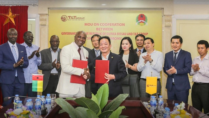 Ông Đỗ Quang Hiển - Chủ tịch HĐQT kiêm Tổng Giám đốc Tập đoàn T&T Group và ông Vicente Fernandes, Bộ trưởng Bộ Thương mại, Du lịch và Thủ công nghiệp Guinea Bissau ký bản ghi nhớ hợp tác giữa hai bên trong lĩnh vực kinh doanh nông sản