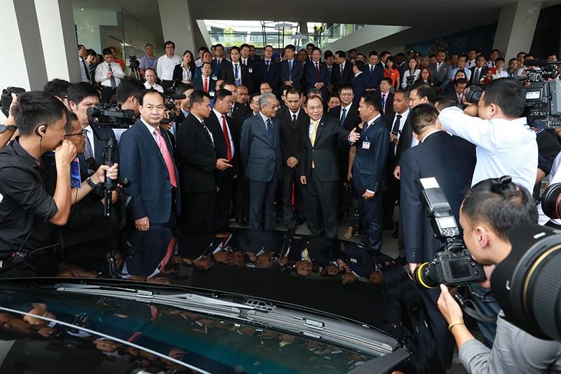 Hiếm khi sử dụng những chiếc xe tay lái thuận do người Malaysia lái xe nghịch tay nhưng ông Mahathir Mohamad vẫn hết sức tự tin khi lần đầu cầm lái mẫu xe cao cấp nhất của VinFast. Dù hiếm khi sử dụng những chiếc xe tay lái thuận do người Malaysia lái xe nghịch tay nhưng ông Mahathir Mohamad vẫn hết sức tự tin khi lần đầu cầm lái mẫu xe cao cấp nhất của VinFast.