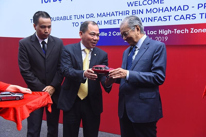 Thủ tướng Mahathir Mohamad được coi là “người đỡ đầu” cho ngành công nghiệp ô tô Malaysia. Ông cũng là “kiến trúc sư” đưa Malaysia từ một nước nông nghiệp trở thành một trong những nền kinh tế phát triển nhất Đông Nam Á. Nhờ những chính sách khuyến khích phát triển thương hiệu ô tô nội địa, Malaysia hiện là quốc gia duy nhất tại khu vực ASEAN có các thương hiệu ô tô nội địa cạnh tranh sòng phẳng với các hãng xe toàn cầu tại thị trường nước này. Thủ tướng Mahathir Mohamad được coi là “người đỡ đầu” cho ngành công nghiệp ô tô Malaysia. Ông cũng là “kiến trúc sư” đưa Malaysia từ một nước nông nghiệp trở thành một trong những nền kinh tế phát triển nhất Đông Nam Á. Nhờ những chính sách khuyến khích phát triển thương hiệu ô tô nội địa, Malaysia hiện là quốc gia duy nhất tại khu vực ASEAN có các thương hiệu ô tô nội địa cạnh tranh sòng phẳng với các hãng xe toàn cầu tại thị trường nước này.