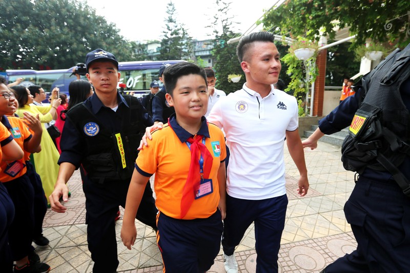 Quang Hải vui vẻ bước vào cùng các em học sinh Quang Hải vui vẻ bước vào cùng các em học sinh