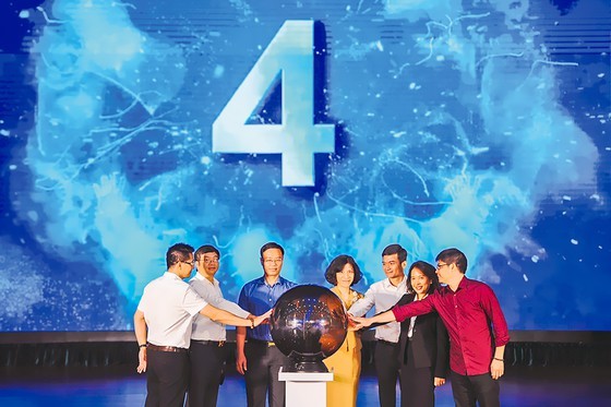 Các đại biểu bấm nút phát động cuộc thi Các đại biểu bấm nút phát động cuộc thi