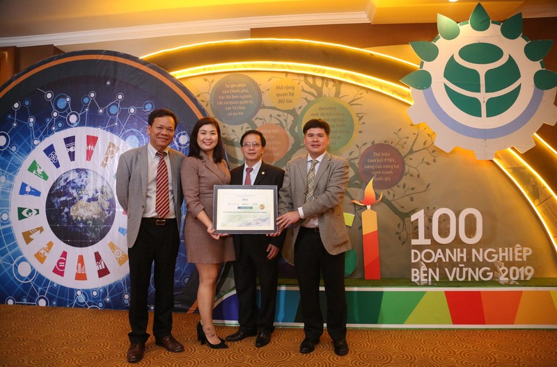 Top 10 Doanh nghiệp bền vững năm 2019 là sự ghi nhận xứng đáng dành cho HDBank vì những nỗ lực theo định hướng phát triển bền vững. Top 10 Doanh nghiệp bền vững năm 2019 là sự ghi nhận xứng đáng dành cho HDBank vì những nỗ lực theo định hướng phát triển bền vững.