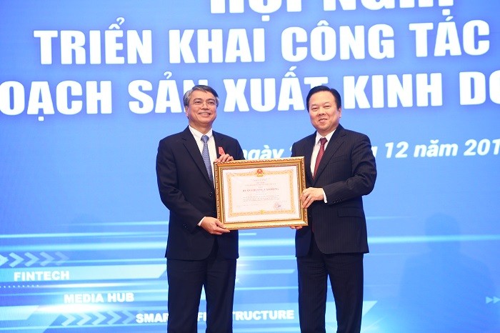 Ông Nguyễn Hoàng Anh, Ủy viên Trung ương Đảng, Chủ tịch Ủy ban QLVNNTDN trao Huân chương Lao động hạng Nhất cho ôngTrần Mạnh Hùng, nguyên Chủ tịch HĐTV Tập đoàn VNPT Đồng chí Nguyễn Hoàng Anh, UV Trung ương Đảng, Chủ tịch Ủy ban QLVNNTDN trao Huân chương Lao động hạng Nhất cho đồng chí Trần Mạnh Hùng, nguyên Chủ tịch HĐTV Tập đoàn VNPT