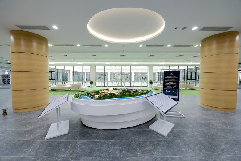 Sau 14 tháng triển khai thần tốc, VinUni đã hoàn thiện trên tổng diện tích 23 ha, hệ thống cơ sở vật chất được xây dựng theo các tiêu chuẩn QS 5 sao của Quacquarelli Symonds - tổ chức kiểm định giáo dục hàng đầu thế giới Sau 14 tháng triển khai thần tốc, VinUni đã hoàn thiện trên tổng diện tích 23 ha, hệ thống cơ sở vật chất được xây dựng theo các tiêu chuẩn QS 5 sao của Quacquarelli Symonds - tổ chức kiểm định giáo dục hàng đầu thế giới