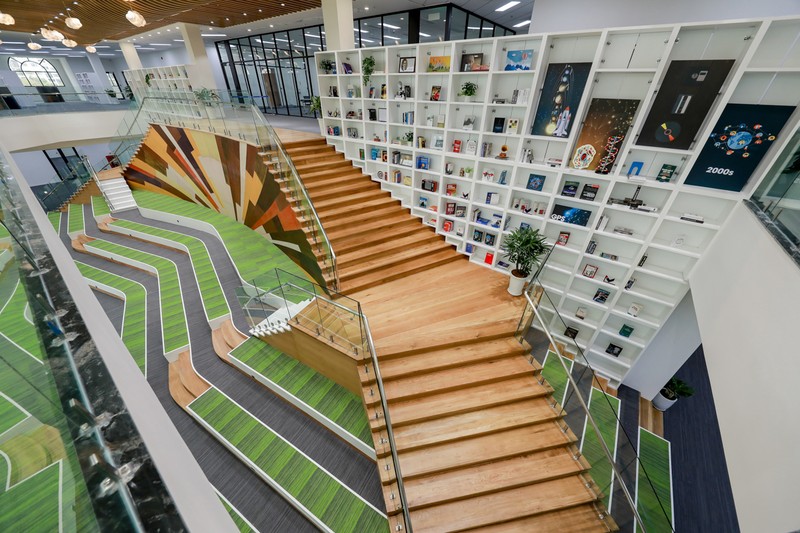 Thiết kế bên ngoài là kiến trúc tân cổ điển tráng lệ và ấn tượng, nhưng nội thất bên trong của VinUni hoàn toàn hiện đại và tiên tiến, với chất lượng cao nhất để phục vụ học thuật. Thiết kế bên ngoài là kiến trúc tân cổ điển tráng lệ và ấn tượng, nhưng nội thất bên trong của VinUni hoàn toàn hiện đại và tiên tiến, với chất lượng cao nhất để phục vụ học thuật.