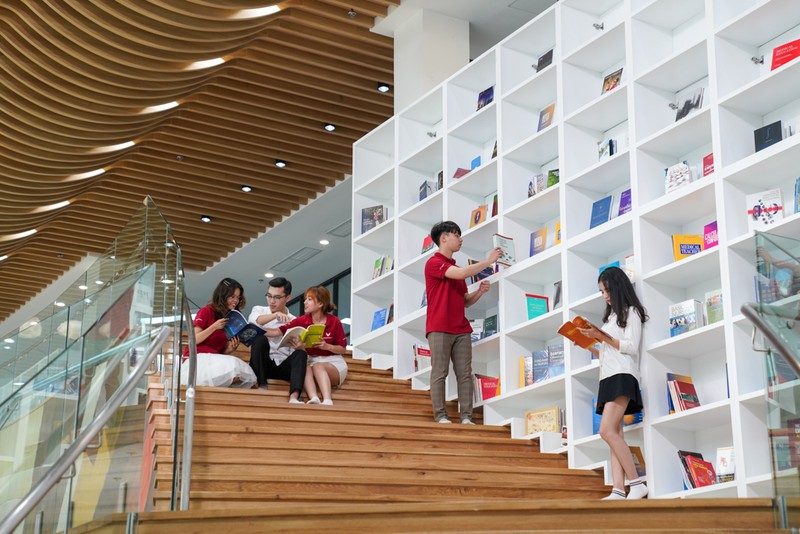 Thư viện kỹ thuật số rộng 4.000m2 với nguồn tài liệu khổng lồ, hoạt động 24/7, là trái tim của đại họ VinUni, là nơi lý tưởng cho việc học nhóm, nghiên cứu và bàn thảo các dự án khởi nghiệp. Thư viện kỹ thuật số rộng 4.000m2 với nguồn tài liệu khổng lồ, hoạt động 24/7, là trái tim của đại họ VinUni, là nơi lý tưởng cho việc học nhóm, nghiên cứu và bàn thảo các dự án khởi nghiệp.