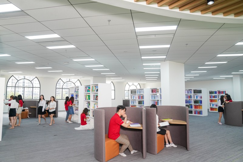 Các phòng học, giảng đường đều được thiết kế linh hoạt, nhiều ánh sáng, nhiều không gian mở, nhằm khơi dậy sự hợp tác, sáng tạo của giảng viên và sinh viên. Các phòng học, giảng đường đều được thiết kế linh hoạt, nhiều ánh sáng, nhiều không gian mở, nhằm khơi dậy sự hợp tác, sáng tạo của giảng viên và sinh viên.