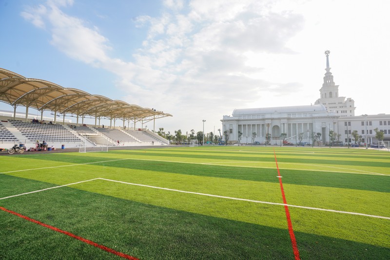 ...sân vận động và khu thể thao ngoài trời. ...sân vận động và khu thể thao ngoài trời.