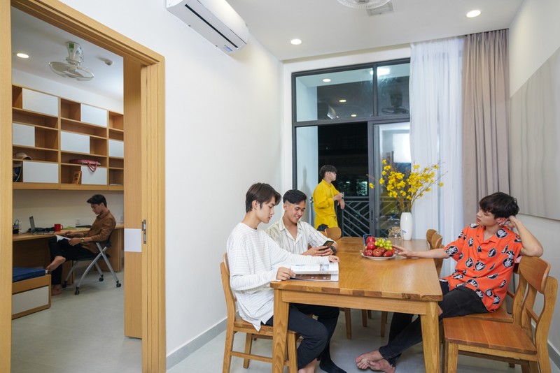 Ký túc xá có diện tích lớn theo mô hình “3 cùng”: cùng học, cùng sống, cùng làm việc; với đầy đủ căng tin, phòng y tế, khu tự học, các cửa hàng tiện ích và không gian thư giãn sau giờ học Ký túc xá có diện tích lớn theo mô hình “3 cùng”: cùng học, cùng sống, cùng làm việc; với đầy đủ căng tin, phòng y tế, khu tự học, các cửa hàng tiện ích và không gian thư giãn sau giờ học