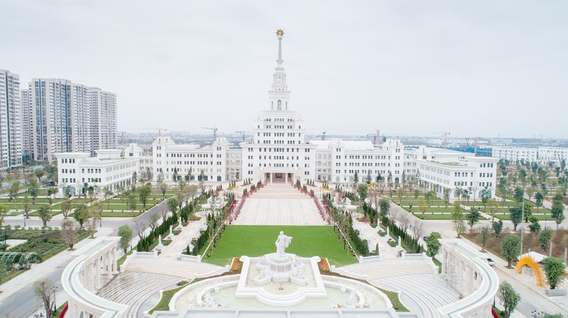 Đặc biệt, VinUni sở hữu khuôn viên xanh, thông minh và tiết kiệm năng lượng với tỉ lệ 86% là cây xanh, nhiều vườn trên cao và toàn bộ 1.000 m2 trên mái tòa nhà thí nghiệm là tấm lợp pin mặt trời Đặc biệt, VinUni sở hữu khuôn viên xanh, thông minh và tiết kiệm năng lượng với tỉ lệ 86% là cây xanh, nhiều vườn trên cao và toàn bộ 1.000 m2 trên mái tòa nhà thí nghiệm là tấm lợp pin mặt trời