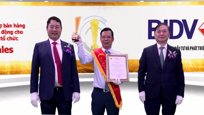 6 sản phẩm của BIDV được vinh danh tại Sao Khuê 2020 ảnh 13 Ông Nguyễn Thanh Long – Giám Đốc TT CNTT nhận giải Ứng dụng hỗ trợ bán hàng trên thiết bị di động cho khách hàng tổ chức-B.Sales