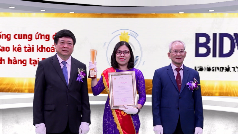 Bà Ngô Thị Liên Hương – Giám đốc Trung tâm Dịch vụ khách hàng BIDV nhận giải thưởng vinh danh Hệ thống cung ứng dịch vụ sao kê tài khoản khách hàng tại BIDV Bà Ngô Thị Liên Hương – Giám đốc Trung tâm Dịch vụ khách hàng BIDV nhận giải thưởng vinh danh Hệ thống cung ứng dịch vụ sao kê tài khoản khách hàng tại BIDV