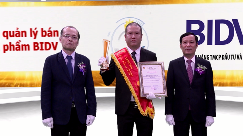 6 sản phẩm của BIDV được vinh danh tại Sao Khuê 2020 ảnh 11 Ông Nguyễn Tường Linh - Phó Giám đốc Trung tâm Công nghệ thông tin BIDV nhận giải thưởng vinh danh Hệ thống quản lý bán chéo sản phẩm BIDV