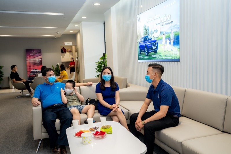 Không gian trưng bày và tiếp khách của showroom được bố trí rộng rãi, thoáng đãng và ngập tràn ánh sáng, tạo cho khách hàng sự thoải mái và cảm giác thân thiện, gần gũi ngay từ khi bước chân vào. Hệ thống ánh sáng trần và sàn được bố trí tập trung tạo ra những không gian nổi bật, thu hút sự chú ý của khách hàng. Không gian trưng bày và tiếp khách của showroom được bố trí rộng rãi, thoáng đãng và ngập tràn ánh sáng, tạo cho khách hàng sự thoải mái và cảm giác thân thiện, gần gũi ngay từ khi bước chân vào. Hệ thống ánh sáng trần và sàn được bố trí tập trung tạo ra những không gian nổi bật, thu hút sự chú ý của khách hàng.