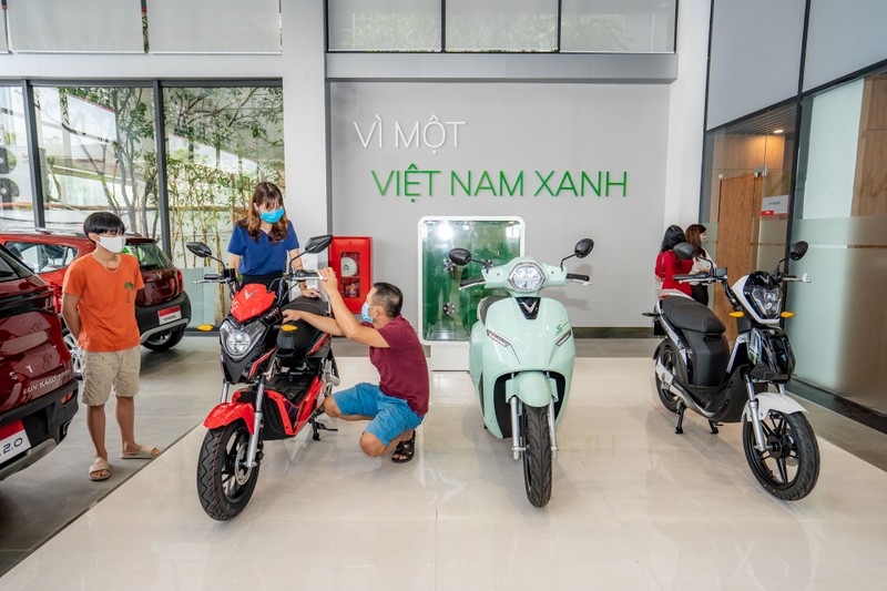 Khu vực trưng bày rộng 280 m2 của showroom Phạm Văn Đồng không chỉ có các dòng ô tô VinFast Lux SA2.0, Lux A2.0 và Fadil, mà còn có cả các dòng xe máy điện KlaraS, Impes và Ludo, cùng các phụ kiện, đồ chơi dành riêng cho các dòng xe VinFast. Khu vực trưng bày rộng 280 m2 của showroom Phạm Văn Đồng không chỉ có các dòng ô tô VinFast Lux SA2.0, Lux A2.0 và Fadil, mà còn có cả các dòng xe máy điện KlaraS, Impes và Ludo, cùng các phụ kiện, đồ chơi dành riêng cho các dòng xe VinFast.