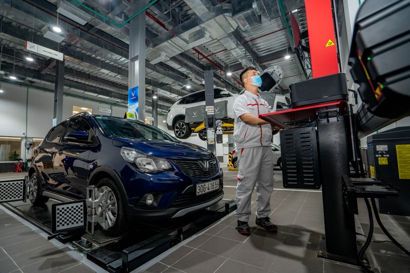 Với chức năng của một showroom “tất cả trong một”, VinFast Phạm Văn Đồng dành ra tới gần 2.000 m2 diện tích cho xưởng dịch vụ, nhằm phục vụ nhu cầu sửa chữa, bảo dưỡng, bảo hành xe cho khách hàng. Với chức năng của một showroom “tất cả trong một”, VinFast Phạm Văn Đồng dành ra tới gần 2.000 m2 diện tích cho xưởng dịch vụ, nhằm phục vụ nhu cầu sửa chữa, bảo dưỡng, bảo hành xe cho khách hàng.