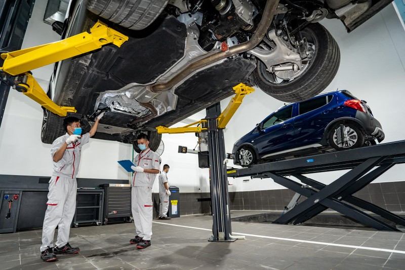 Xưởng dịch vụ của showroom VinFast Phạm Văn Đồng được trang bị đầy đủ các trang thiết bị hiện đại tiêu chuẩn châu Âu như thiết bị cân chỉnh góc đặt bánh xe công nghệ 3D, thiết bị kéo nắn thân vỏ và khung gầm với bộ đo điện tử, máy chẩn đoán lỗi trong hệ thống điện, máy phân tích khí xả, máy đo góc lệch đèn pha, máy đo màu điện tử... Xưởng dịch vụ của showroom VinFast Phạm Văn Đồng được trang bị đầy đủ các trang thiết bị hiện đại tiêu chuẩn châu Âu như thiết bị cân chỉnh góc đặt bánh xe công nghệ 3D, thiết bị kéo nắn thân vỏ và khung gầm với bộ đo điện tử, máy chẩn đoán lỗi trong hệ thống điện, máy phân tích khí xả, máy đo góc lệch đèn pha, máy đo màu điện tử...