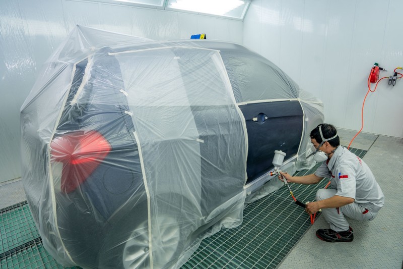 Đặc biệt, tại đây còn có một xưởng đồng sơn được trang bị công nghệ sơn gốc nước hiện đại, có thể phục hồi màu sơn ngoại thất của xe một cách nhanh chóng và chuẩn xác. Với đầy đủ tiêu chí của một showroom 3S, khách hàng sẽ được đáp ứng mọi nhu cầu, từ tìm hiểu thông tin về xe, mua xe, sửa chữa, bảo dưỡng, thay thế phụ tùng cho đến phục hồi xe sau tai nạn. Đặc biệt, tại đây còn có một xưởng đồng sơn được trang bị công nghệ sơn gốc nước hiện đại, có thể phục hồi màu sơn ngoại thất của xe một cách nhanh chóng và chuẩn xác. Với đầy đủ tiêu chí của một showroom 3S, khách hàng sẽ được đáp ứng mọi nhu cầu, từ tìm hiểu thông tin về xe, mua xe, sửa chữa, bảo dưỡng, thay thế phụ tùng cho đến phục hồi xe sau tai nạn.