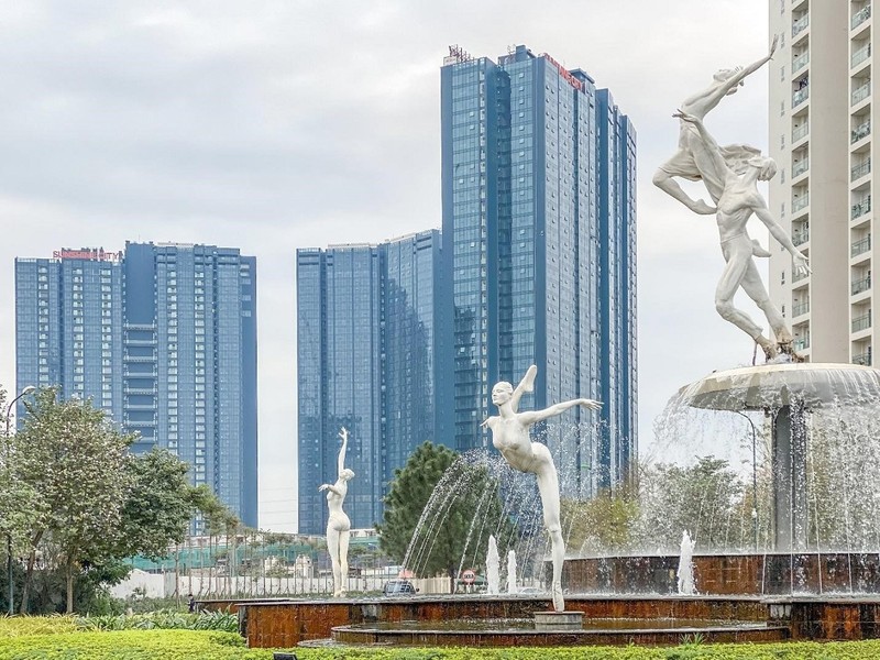 Thiết kế dang mở hình cánh cung cùng việc sử dụng hệ kính lớn Low-E có tác dụng tản nhiệt tốt, chống bức xạ nhiệt, giúp căn hộ đón ánh sáng từ thiên nhiên. Đồng thời, cư dân có thể ngắm trọn cảnh quan bên ngoài với tầm nhìn panorama rộng mở ở mọi góc độ ngay trong không gian sống riêng tư (Dự án Sunshine City) Thiết kế dang mở hình cánh cung cùng việc sử dụng hệ kính lớn Low-E có tác dụng tản nhiệt tốt, chống bức xạ nhiệt, giúp căn hộ đón ánh sáng từ thiên nhiên. Đồng thời, cư dân có thể ngắm trọn cảnh quan bên ngoài với tầm nhìn panorama rộng mở ở mọi góc độ ngay trong không gian sống riêng tư (Dự án Sunshine City)