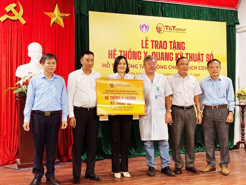 Ông Nguyễn Anh Tuấn, Phó Tổng Giám đốc Tập đoàn T&T Group (thứ 2 từ trái sang) trao tặng hệ thống X-Quang kỹ thuật số trị giá 2 tỷ đồng cho Trung tâm y tế huyện Thăng Bình