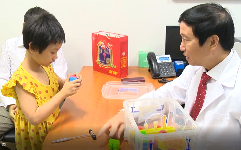 Bé Hà Gia Linh từ một em bé sống thực vật do bệnh viêm não tự miễn, đã tiến bộ vượt bậc về sức khỏe và nhận thức sau 3 lần ghép tế bào gốc tại Vinmec Bé Hà Gia Linh từ một em bé sống thực vật do bệnh viêm não tự miễn, đã tiến bộ vượt bậc về sức khỏe và nhận thức sau 3 lần ghép tế bào gốc tại Vinmec