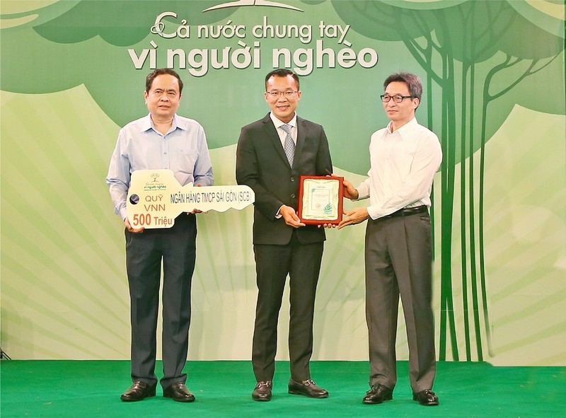 Phó Thủ tướng Vũ Đức Đam và Chủ tịch Ủy ban Trung ương MTTQ VN Trần Thanh Mẫn nhận ủng hộ Quỹ &quot;Vì người nghèo&quot; từ đại diện SCB - Ông Hoàng Minh Hoàn, Phó Tổng Giám đốc thường trực SCB.