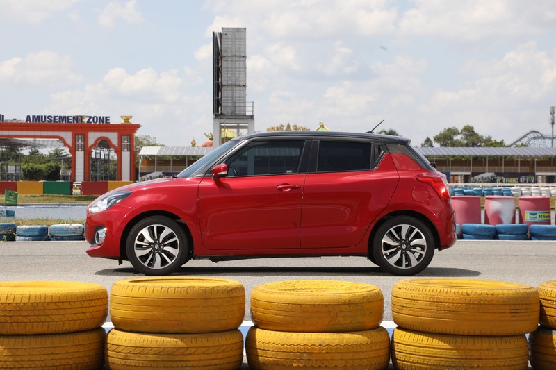 “Mẫu xe toàn cầu" Suzuki Swift sở hữu bộ khung gầm HEARTECT trọng lượng nhẹ, giúp giảm tiêu hao nhiên liệu tối đa trong mọi hành trình “Mẫu xe toàn cầu" Suzuki Swift sở hữu bộ khung gầm HEARTECT trọng lượng nhẹ, giúp giảm tiêu hao nhiên liệu tối đa trong mọi hành trình