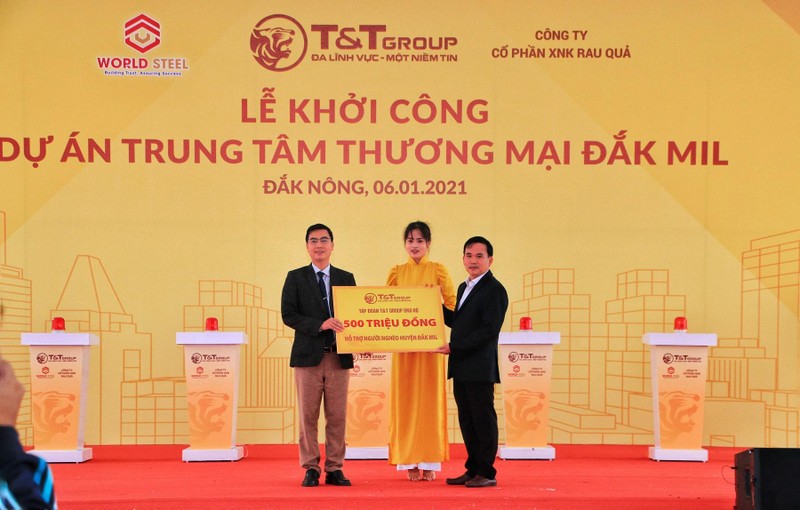 Đại diện Tập đoàn T&amp;T Group trao ủng hộ Ủy ban MTTQ Việt Nam huyện Đắk Mil 500 triệu đồng để chăm lo đời sống cho người nghèo trên địa bàn.