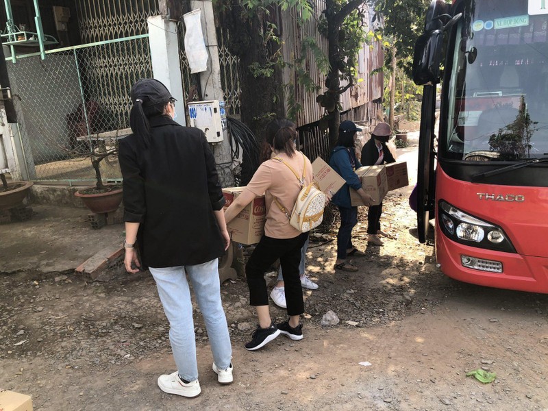 Khi gặp sự cố, những nhân viên văn phòng chính hiệu đã không quản vất vả, bê từng thùng hàng nặng lên xe Khi gặp sự cố, những nhân viên văn phòng chính hiệu đã không quản vất vả, bê từng thùng hàng nặng lên xe