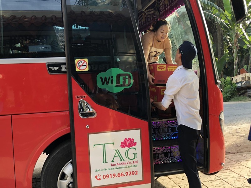 Phối hợp nhịp nhàng để vận chuyển hàng hóa xuống điểm tập kết Phối hợp nhịp nhàng để vận chuyển hàng hóa xuống điểm tập kết