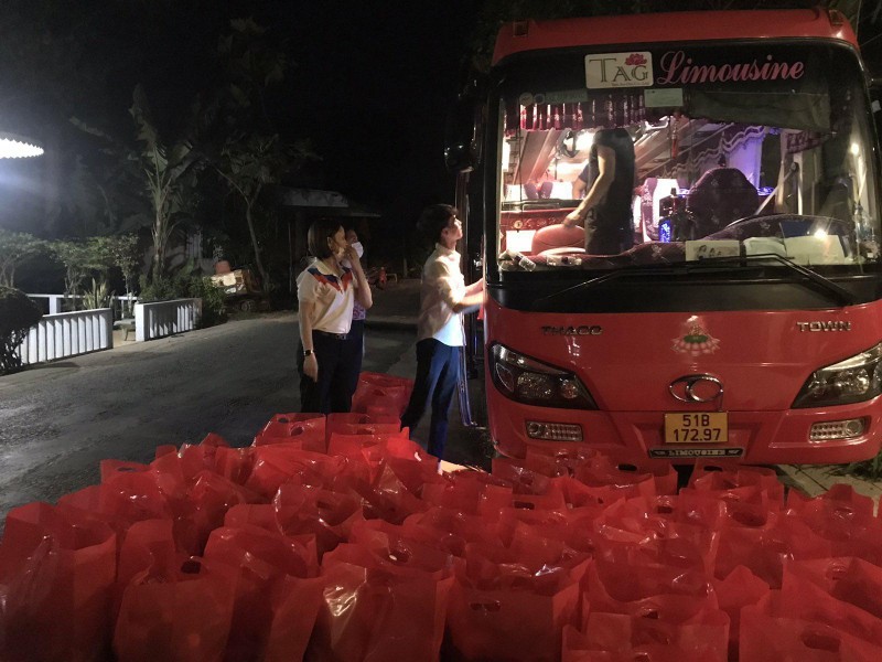 Đến nửa đêm, các phần quà lại được nhân viên Nova Group vận chuyển sang xã An Bình Đến nửa đêm, các phần quà lại được nhân viên Nova Group vận chuyển sang xã An Bình