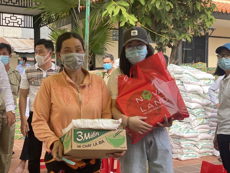 Không để người dân vác nặng, mỗi bạn lại tiếp tục hỗ trợ người dân đưa quà ra xe Không để người dân vác nặng, mỗi bạn lại tiếp tục hỗ trợ người dân đưa quà ra xe