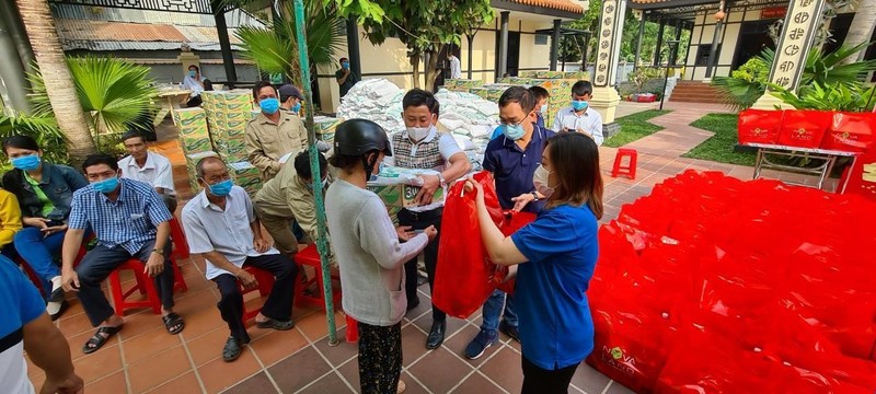 Nhiều người dân đã có mặt từ rất sớm để nhận phần quà Tết đầy ý nghĩa của Nova Group